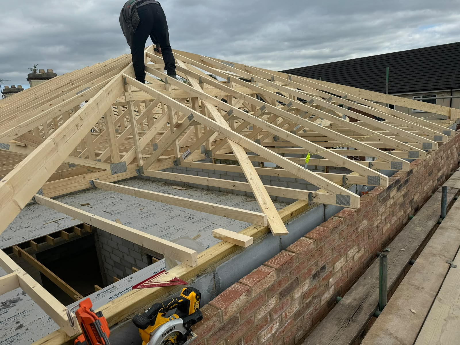 Erecting a new roof structure